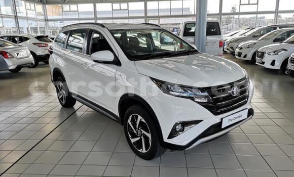 Sayi Na hannu Toyota Rush White Mota in Import - Dubai a Maseru Sayi Na hannu Toyota Rush White Mota in Import - Dubai a Maseru