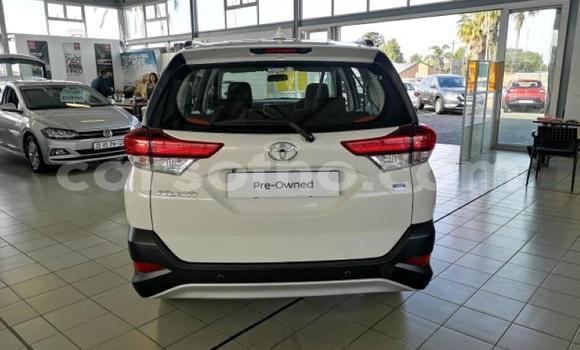 Sayi Na hannu Toyota Rush White Mota in Import - Dubai a Maseru Sayi Na hannu Toyota Rush White Mota in Import - Dubai a Maseru
