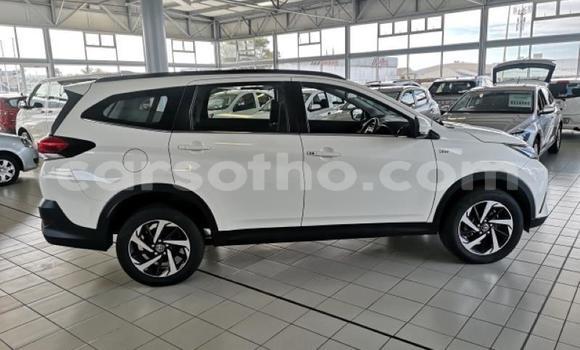 Sayi Na hannu Toyota Rush White Mota in Import - Dubai a Maseru Sayi Na hannu Toyota Rush White Mota in Import - Dubai a Maseru