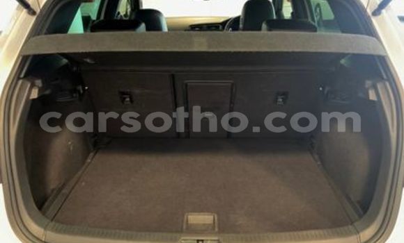 Sayi Na hannu Volkswagen Golf R White Mota in Import - Dubai a Maseru Sayi Na hannu Volkswagen Golf R White Mota in Import - Dubai a Maseru