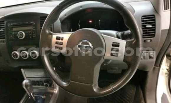 Sayi Na hannu Nissan Navara White Mota in Import - Dubai a Maseru Sayi Na hannu Nissan Navara White Mota in Import - Dubai a Maseru