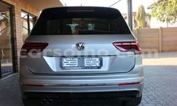 Sayi Na hannu Volkswagen Tiguan Silver Mota in Import - Dubai a Maseru Sayi Na hannu Volkswagen Tiguan Silver Mota in Import - Dubai a Maseru