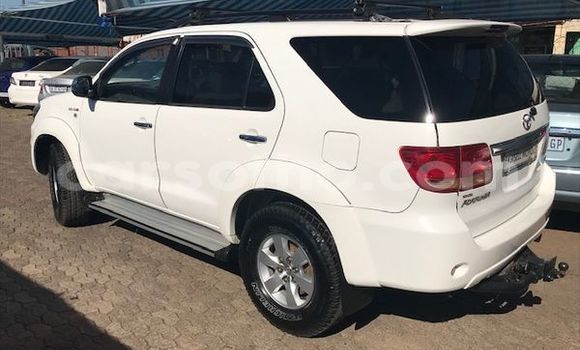 Acheter Occasion Voiture Toyota Fortuner Blanc à Maputsoe, Leribe Acheter Occasion Voiture Toyota Fortuner Blanc à Maputsoe, Leribe