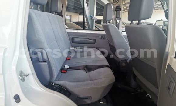 Sayi Na hannu Toyota Land Cruiser White Mota in Maseru a Maseru Sayi Na hannu Toyota Land Cruiser White Mota in Maseru a Maseru