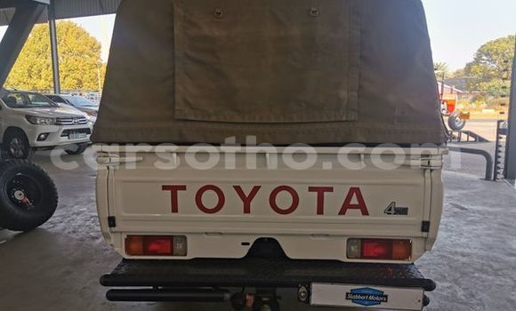 Sayi Na hannu Toyota Land Cruiser White Mota in Maseru a Maseru Sayi Na hannu Toyota Land Cruiser White Mota in Maseru a Maseru