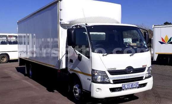 اشتري مستعمل Hino 300 Series White شاحنة في Butha Buthe في Butha-Buthe