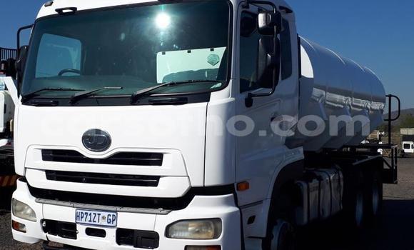 اشتري مستعمل Nissan UD White شاحنة في Butha–Buthe في Thaba-Tseka