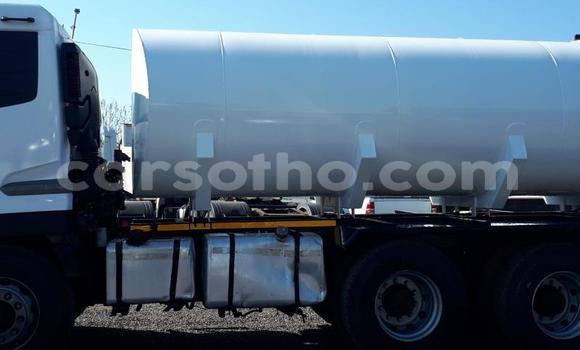 Sayi Na hannu Nissan UD White Babbar mota in Butha–Buthe a Thaba-Tseka Sayi Na hannu Nissan UD White Babbar mota in Butha–Buthe a Thaba-Tseka