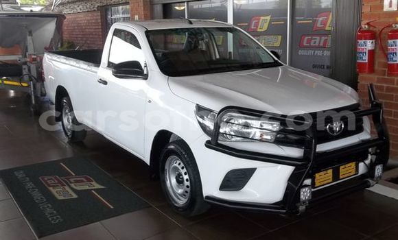 Sayi Na hannu Toyota Hilux White Mota in Maseru a Maseru Sayi Na hannu Toyota Hilux White Mota in Maseru a Maseru