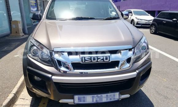 Acheter Occasion Voiture Isuzu KB Gris à Maputsoe, Leribe Acheter Occasion Voiture Isuzu KB Gris à Maputsoe, Leribe