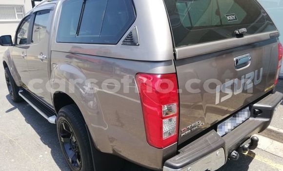 Acheter Occasion Voiture Isuzu KB Gris à Maputsoe, Leribe Acheter Occasion Voiture Isuzu KB Gris à Maputsoe, Leribe