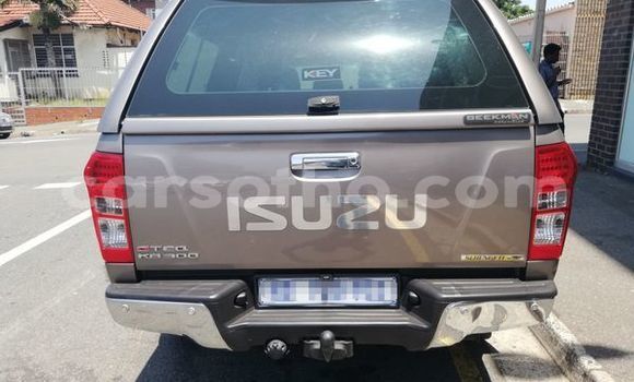 Acheter Occasion Voiture Isuzu KB Gris à Maputsoe, Leribe Acheter Occasion Voiture Isuzu KB Gris à Maputsoe, Leribe