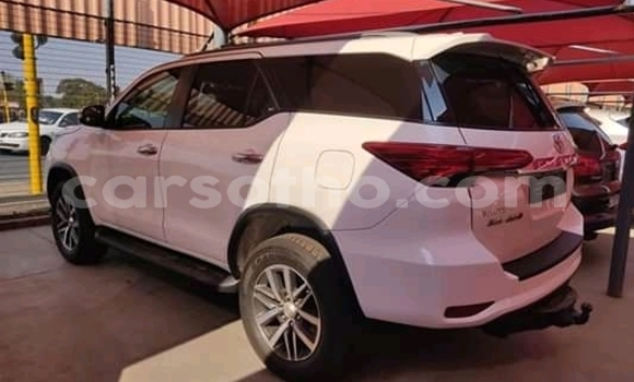 Sayi Na hannu Toyota Fortuner White Mota in Maseru a Maseru Sayi Na hannu Toyota Fortuner White Mota in Maseru a Maseru