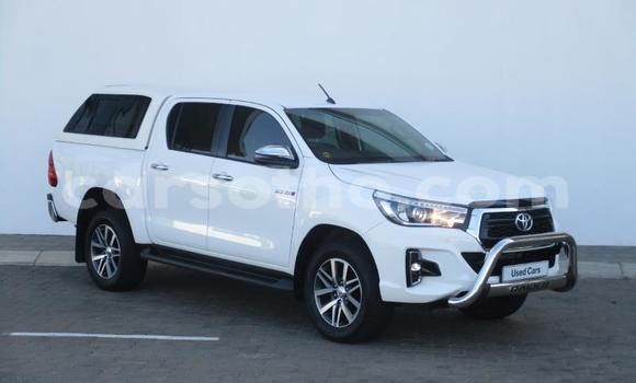 Sayi Na hannu Toyota Hilux White Mota in Maseru a Maseru Sayi Na hannu Toyota Hilux White Mota in Maseru a Maseru