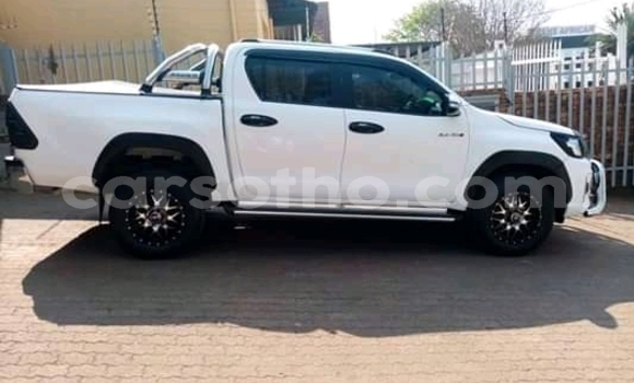 Sayi Na hannu Toyota Hilux White Mota in Maseru a Maseru Sayi Na hannu Toyota Hilux White Mota in Maseru a Maseru