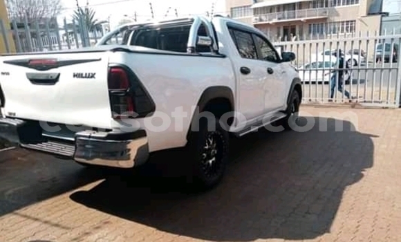 Sayi Na hannu Toyota Hilux White Mota in Maseru a Maseru Sayi Na hannu Toyota Hilux White Mota in Maseru a Maseru