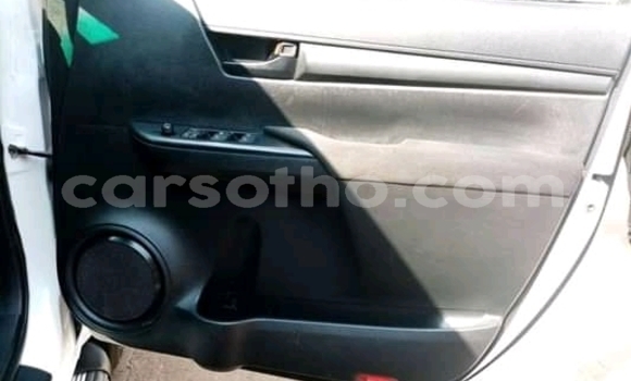 Sayi Na hannu Toyota Hilux White Mota in Maseru a Maseru Sayi Na hannu Toyota Hilux White Mota in Maseru a Maseru