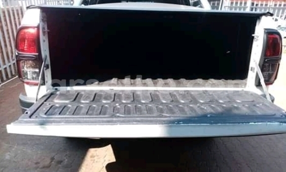 Sayi Na hannu Toyota Hilux White Mota in Maseru a Maseru Sayi Na hannu Toyota Hilux White Mota in Maseru a Maseru