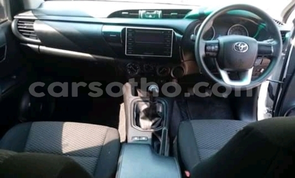 Sayi Na hannu Toyota Hilux White Mota in Maseru a Maseru Sayi Na hannu Toyota Hilux White Mota in Maseru a Maseru