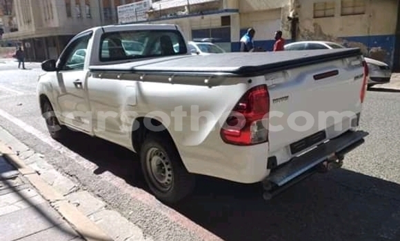 Sayi Na hannu Toyota Hilux White Mota in Maseru a Maseru Sayi Na hannu Toyota Hilux White Mota in Maseru a Maseru