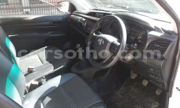 Sayi Na hannu Toyota Hilux White Mota in Maseru a Maseru Sayi Na hannu Toyota Hilux White Mota in Maseru a Maseru