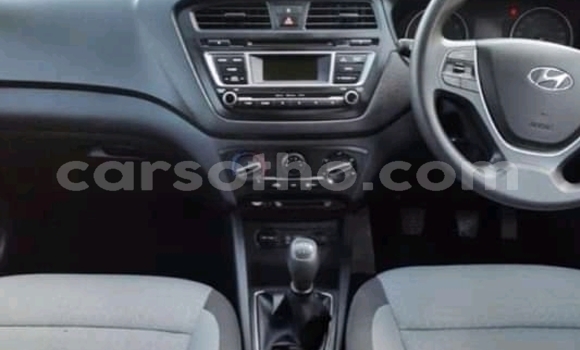 Acheter Occasion Voiture Hyundai i20 Rouge à Roma, Maseru Acheter Occasion Voiture Hyundai i20 Rouge à Roma, Maseru