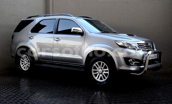 Sayi Na hannu Toyota Fortuner Silver Mota in Maseru a Maseru Sayi Na hannu Toyota Fortuner Silver Mota in Maseru a Maseru