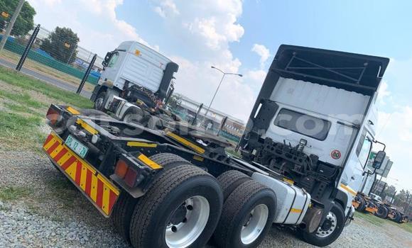 Sayi Na hannu Nissan UD White Babbar mota in Maseru a Maseru Sayi Na hannu Nissan UD White Babbar mota in Maseru a Maseru