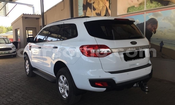 Sayi Na hannu Ford Everest White Mota in Maseru a Maseru Sayi Na hannu Ford Everest White Mota in Maseru a Maseru