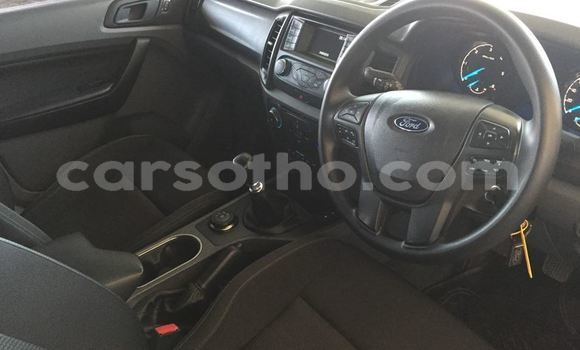 Sayi Na hannu Ford Everest White Mota in Maseru a Maseru Sayi Na hannu Ford Everest White Mota in Maseru a Maseru