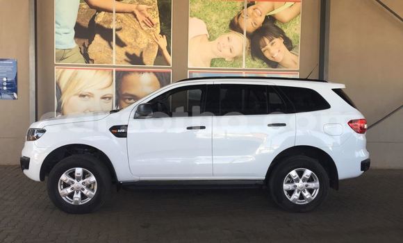 Sayi Na hannu Ford Everest White Mota in Maseru a Maseru Sayi Na hannu Ford Everest White Mota in Maseru a Maseru