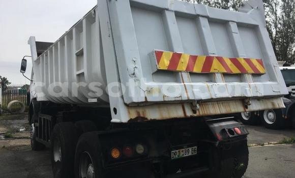 Acheter Occasion Utilitaire Mercedes‒Benz Tipper Blanc à Maseru, Maseru Acheter Occasion Utilitaire Mercedes‒Benz Tipper Blanc à Maseru, Maseru