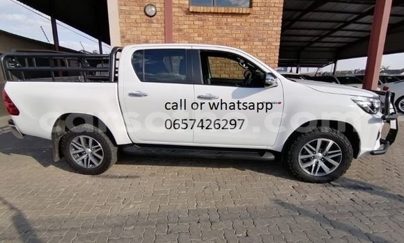Sayi Na hannu Toyota Hilux White Mota in Maputsoa a Leribe Sayi Na hannu Toyota Hilux White Mota in Maputsoa a Leribe