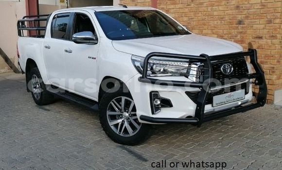 Sayi Na hannu Toyota Hilux White Mota in Maputsoa a Leribe Sayi Na hannu Toyota Hilux White Mota in Maputsoa a Leribe