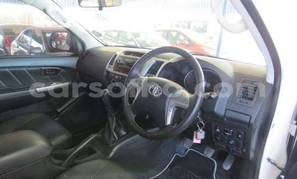 Sayi Na hannu Toyota Hilux White Mota in Maseru a Maseru Sayi Na hannu Toyota Hilux White Mota in Maseru a Maseru