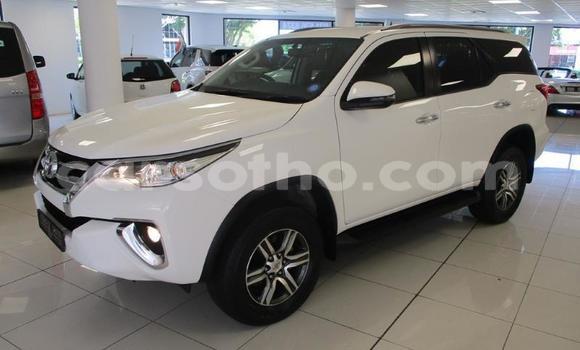 Sayi Na hannu Toyota Fortuner White Mota in Maseru a Maseru Sayi Na hannu Toyota Fortuner White Mota in Maseru a Maseru