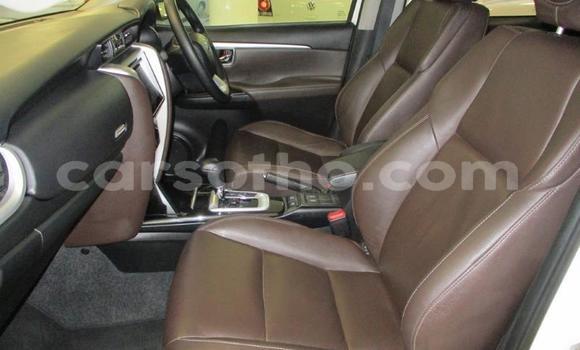 Sayi Na hannu Toyota Fortuner White Mota in Maseru a Maseru Sayi Na hannu Toyota Fortuner White Mota in Maseru a Maseru