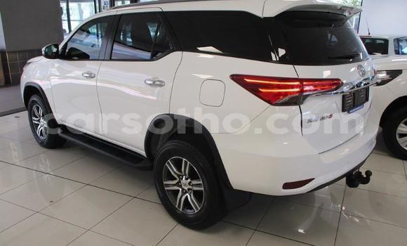 Sayi Na hannu Toyota Fortuner White Mota in Maseru a Maseru Sayi Na hannu Toyota Fortuner White Mota in Maseru a Maseru