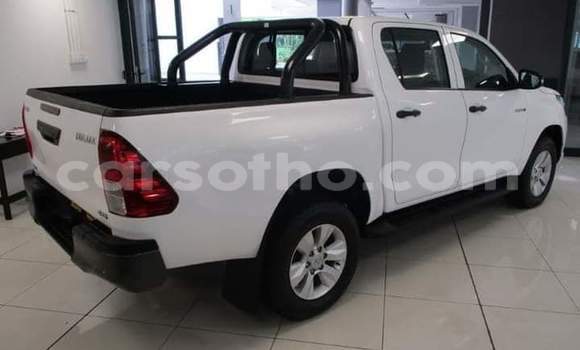 Sayi Na hannu Toyota Hilux White Mota in Maseru a Maseru Sayi Na hannu Toyota Hilux White Mota in Maseru a Maseru