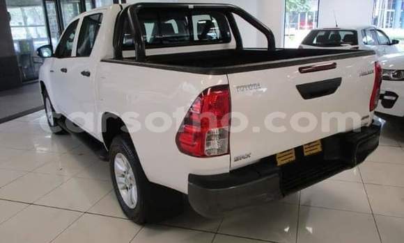 Sayi Na hannu Toyota Hilux White Mota in Maseru a Maseru Sayi Na hannu Toyota Hilux White Mota in Maseru a Maseru