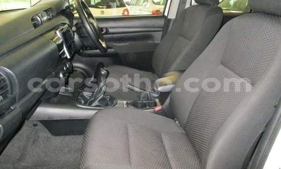 Sayi Na hannu Toyota Hilux White Mota in Maseru a Maseru Sayi Na hannu Toyota Hilux White Mota in Maseru a Maseru