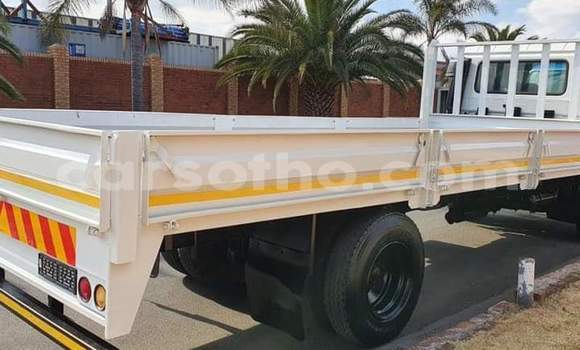 Sayi Na hannu Nissan UD White Babbar mota in Maseru a Maseru Sayi Na hannu Nissan UD White Babbar mota in Maseru a Maseru