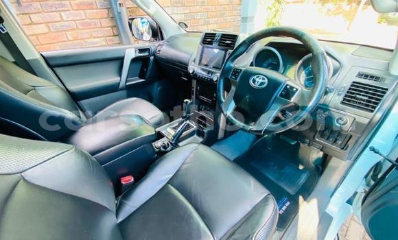 Sayi Na hannu Toyota Land Cruiser Prado White Mota in Maseru a Maseru Sayi Na hannu Toyota Land Cruiser Prado White Mota in Maseru a Maseru