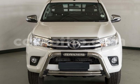 Sayi Na hannu Toyota Hilux White Mota in Butha–Buthe a Thaba-Tseka Sayi Na hannu Toyota Hilux White Mota in Butha–Buthe a Thaba-Tseka