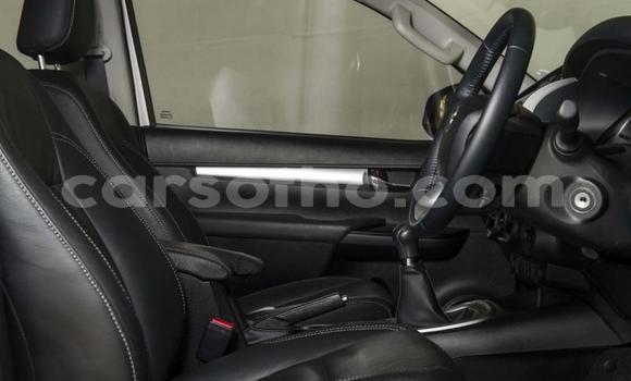 Sayi Na hannu Toyota Hilux White Mota in Butha–Buthe a Thaba-Tseka Sayi Na hannu Toyota Hilux White Mota in Butha–Buthe a Thaba-Tseka