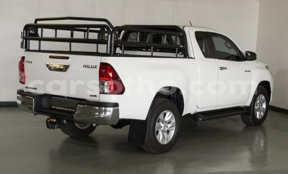 Sayi Na hannu Toyota Hilux White Mota in Butha–Buthe a Thaba-Tseka Sayi Na hannu Toyota Hilux White Mota in Butha–Buthe a Thaba-Tseka