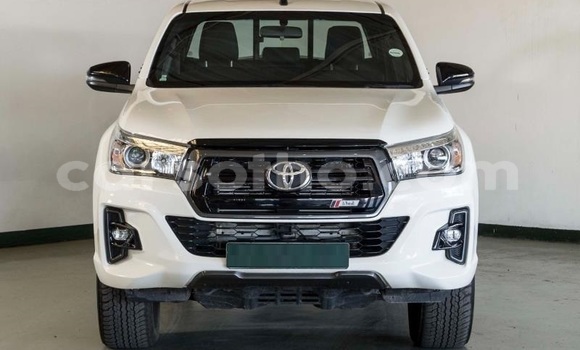 Sayi Na hannu Toyota Hilux White Mota in Maseru a Maseru Sayi Na hannu Toyota Hilux White Mota in Maseru a Maseru