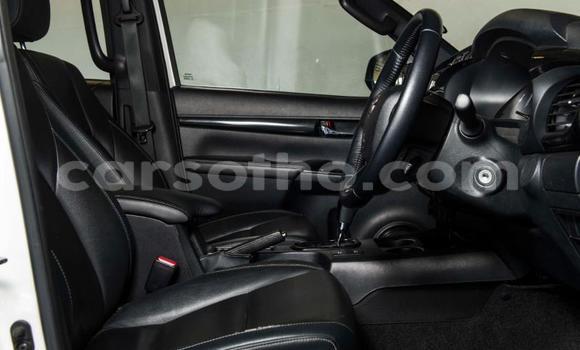 Sayi Na hannu Toyota Hilux White Mota in Maseru a Maseru Sayi Na hannu Toyota Hilux White Mota in Maseru a Maseru
