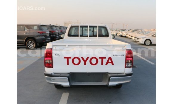 Sayi Imported Toyota Hilux White Mota in Import - Dubai a Maseru Sayi Imported Toyota Hilux White Mota in Import - Dubai a Maseru