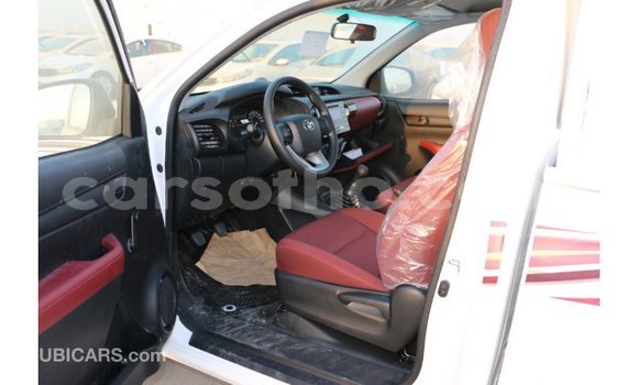 Sayi Imported Toyota Hilux White Mota in Import - Dubai a Maseru Sayi Imported Toyota Hilux White Mota in Import - Dubai a Maseru